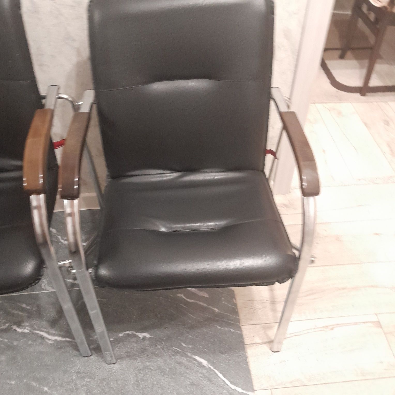 Продам офисное кресло и стулья