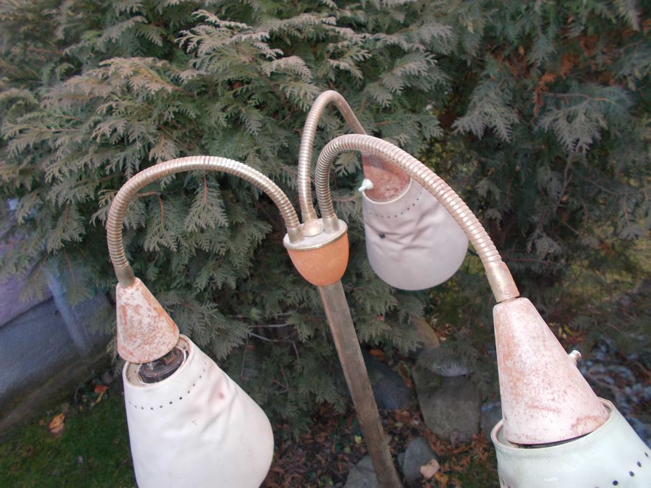 Стар лампион с чупещи се рамена