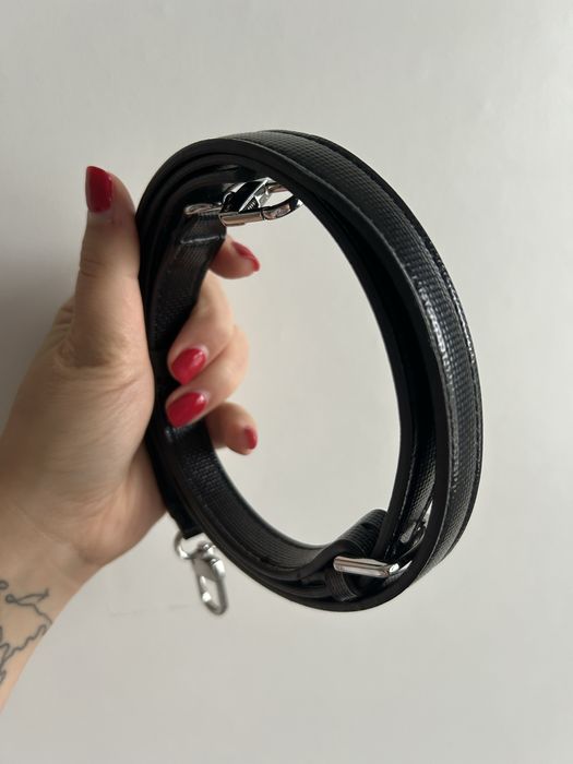 Малка черна дамска чанта Guess