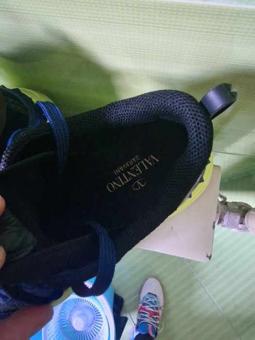 Vand adidasi valentino garavani