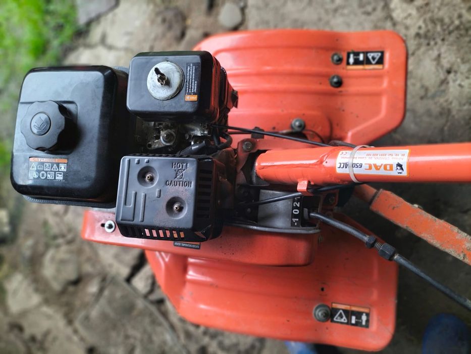 Vând motocultor.