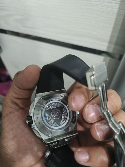 Soat Hublot batareyka korpus neyjavika rangi ocmidi

Icidiga xamma fun