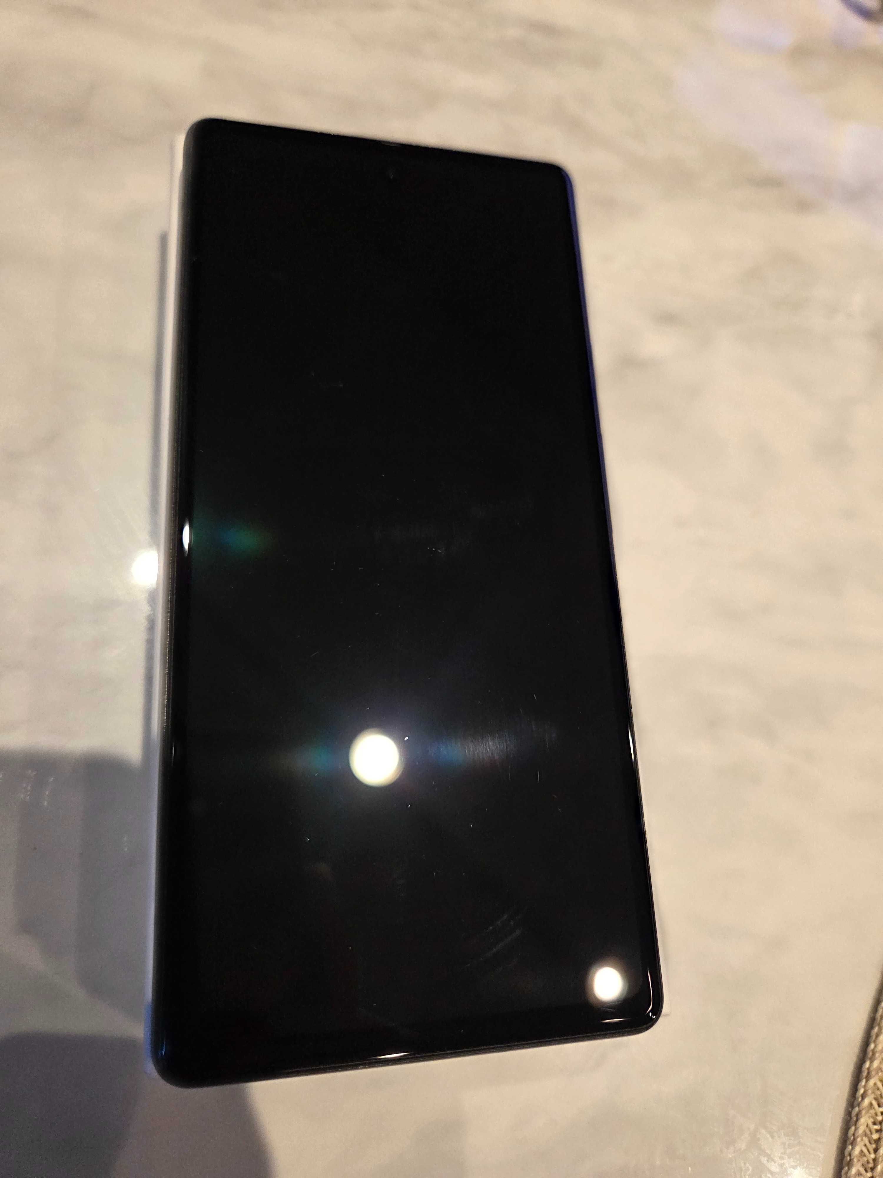 Google Pixel 6a с кейс Spigen