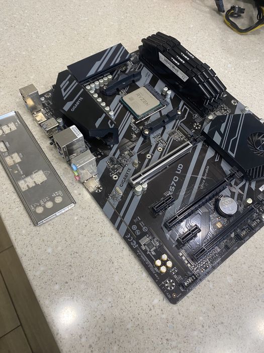 Материнская плата GIGABYTE X570 UD