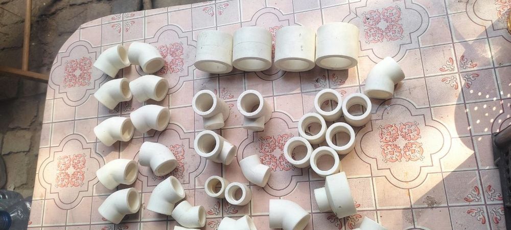 Пластиковые угольники и т.д..