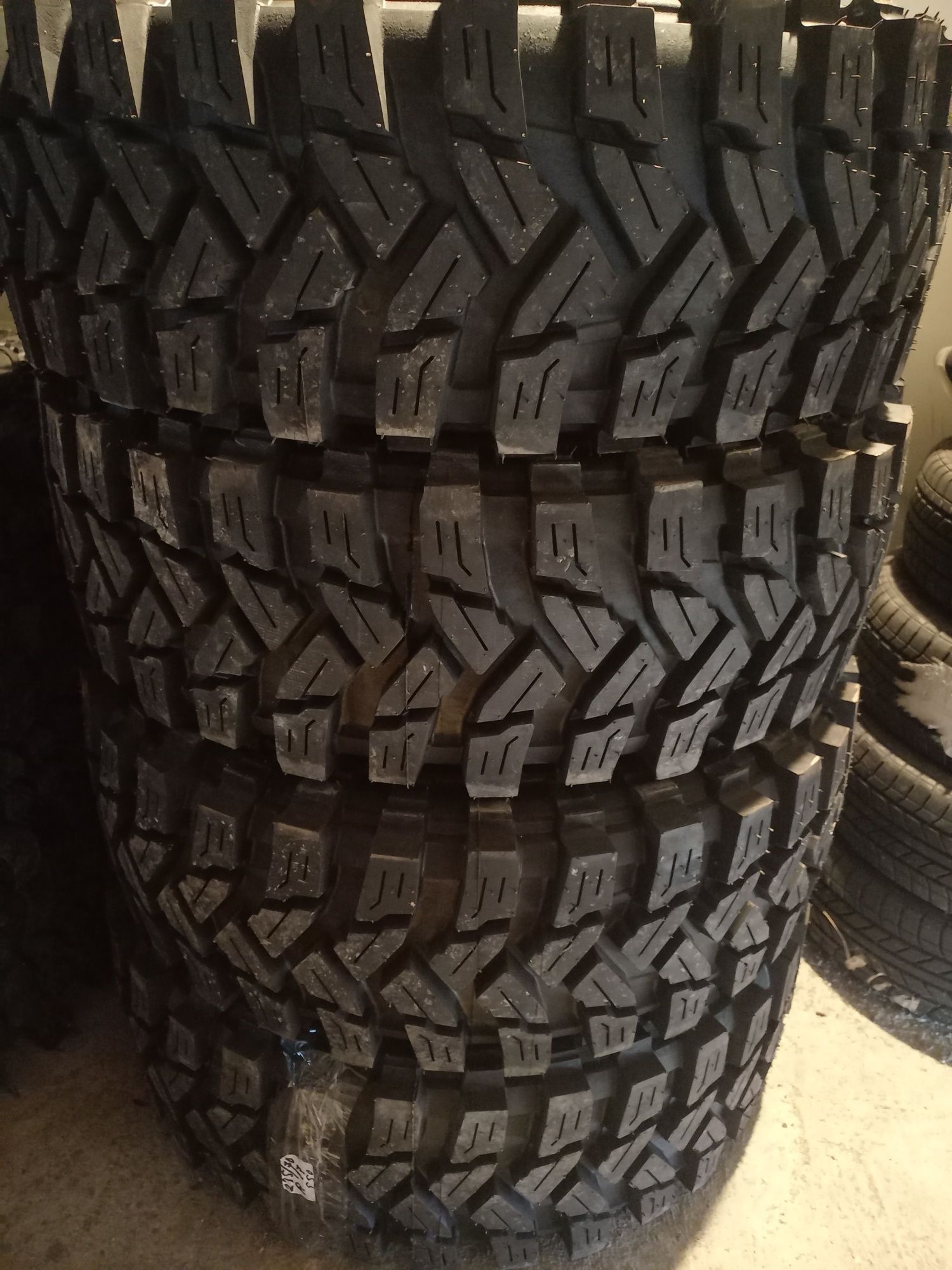 Anvelope off road 255/65R17.