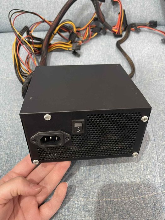 Продавам захранване Cooler Master B700 - ver.2 


Описание: