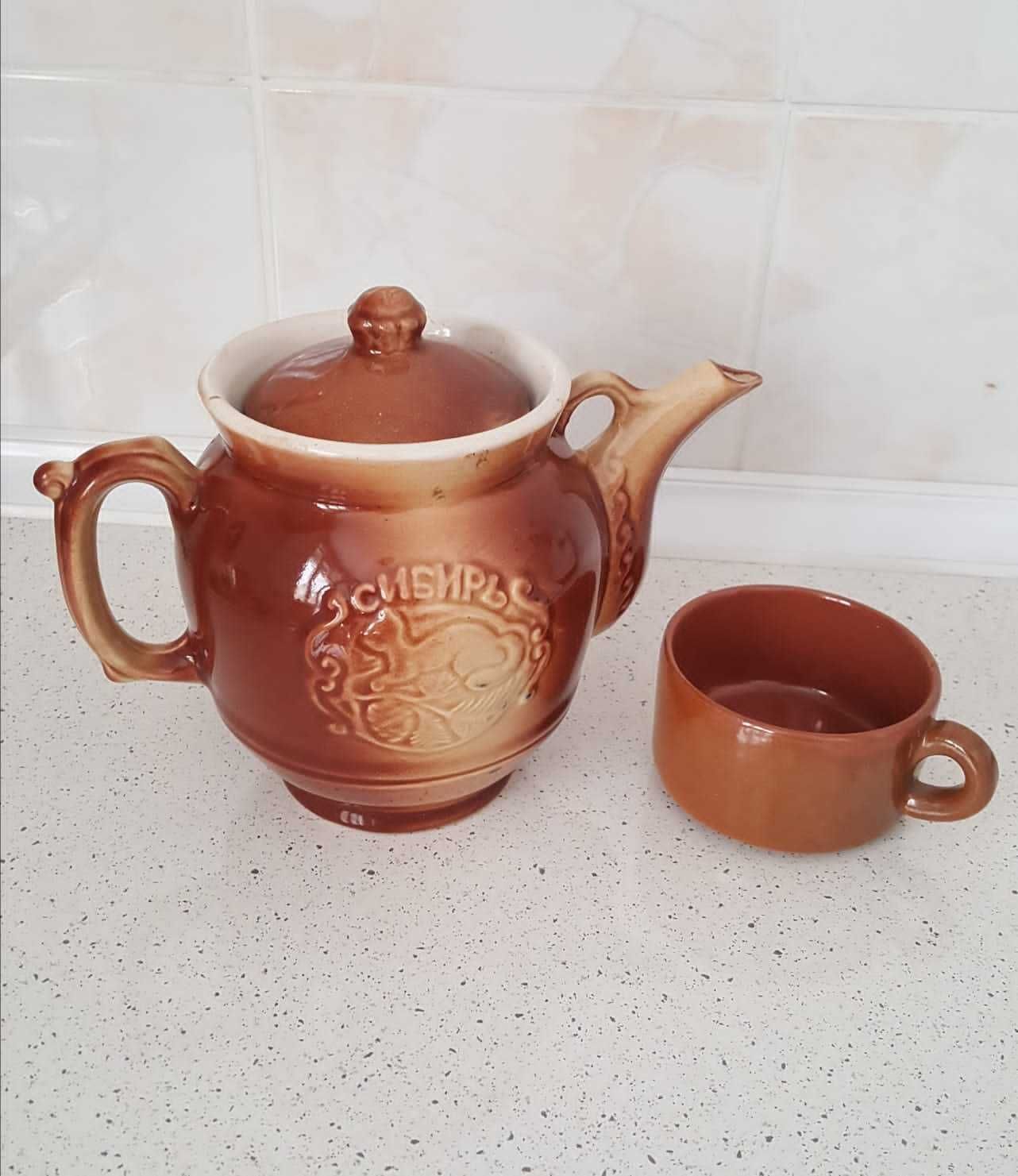 Фарфоровый чайник и чашка времён СССР