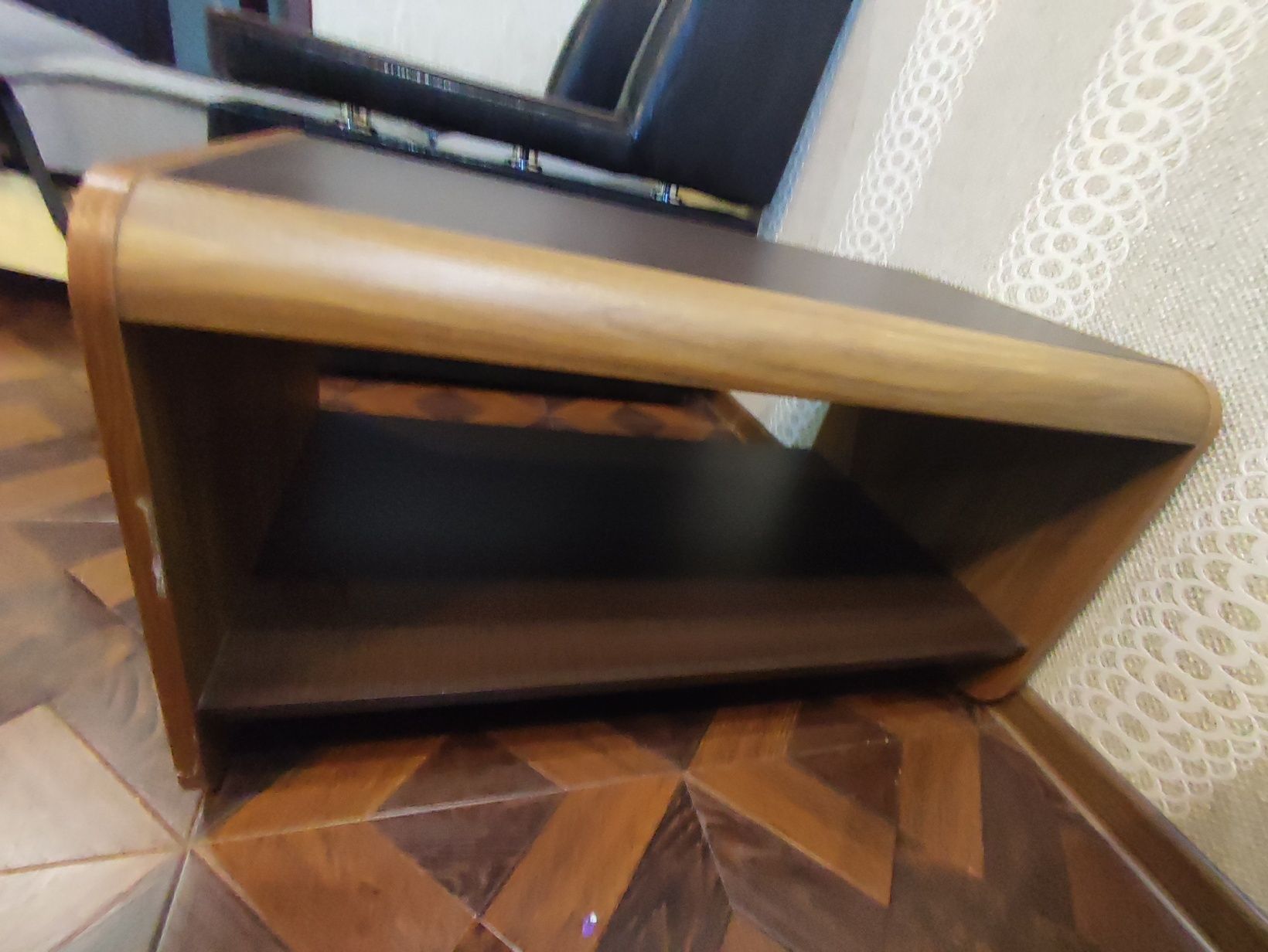Стол для гостинной