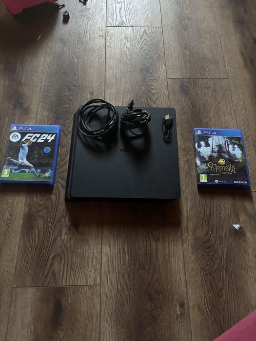 Продавам playstaytion4 с всички кабели и две игри фифа 24 и Армело