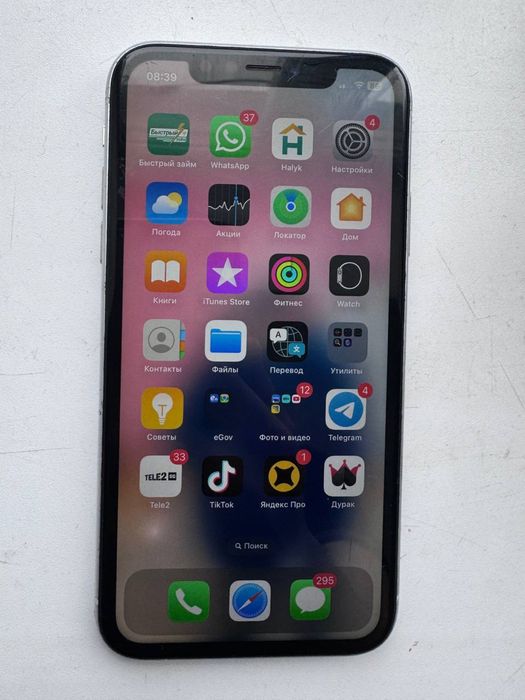 iphone xr в хорошем состояние минусы на фотке видно а так хорошем сост