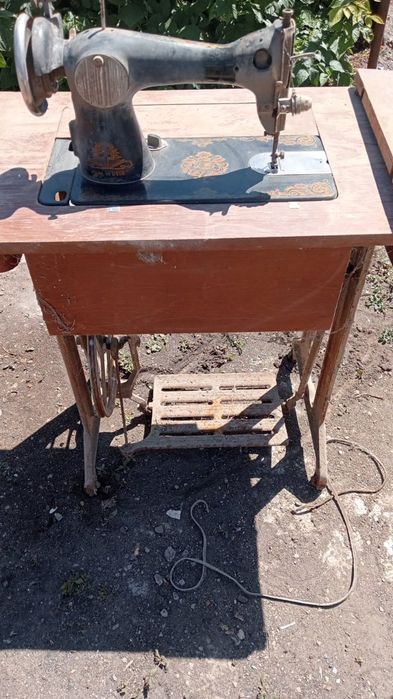 Продам ножную швейную машинку советского производства