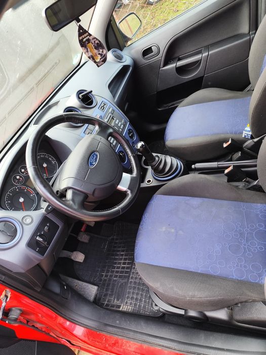 Vând Ford Fiesta