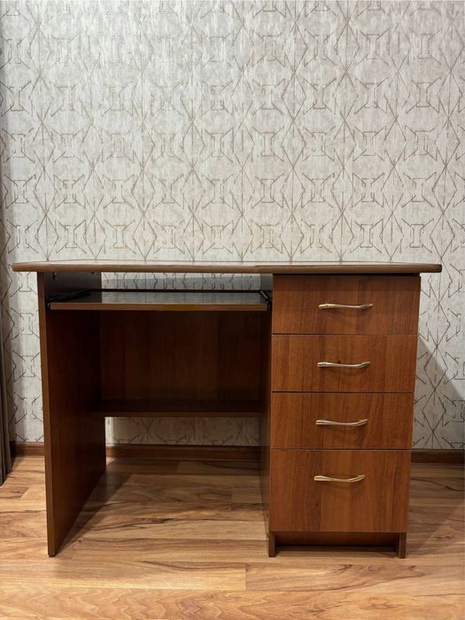 Продам компьютерный стол