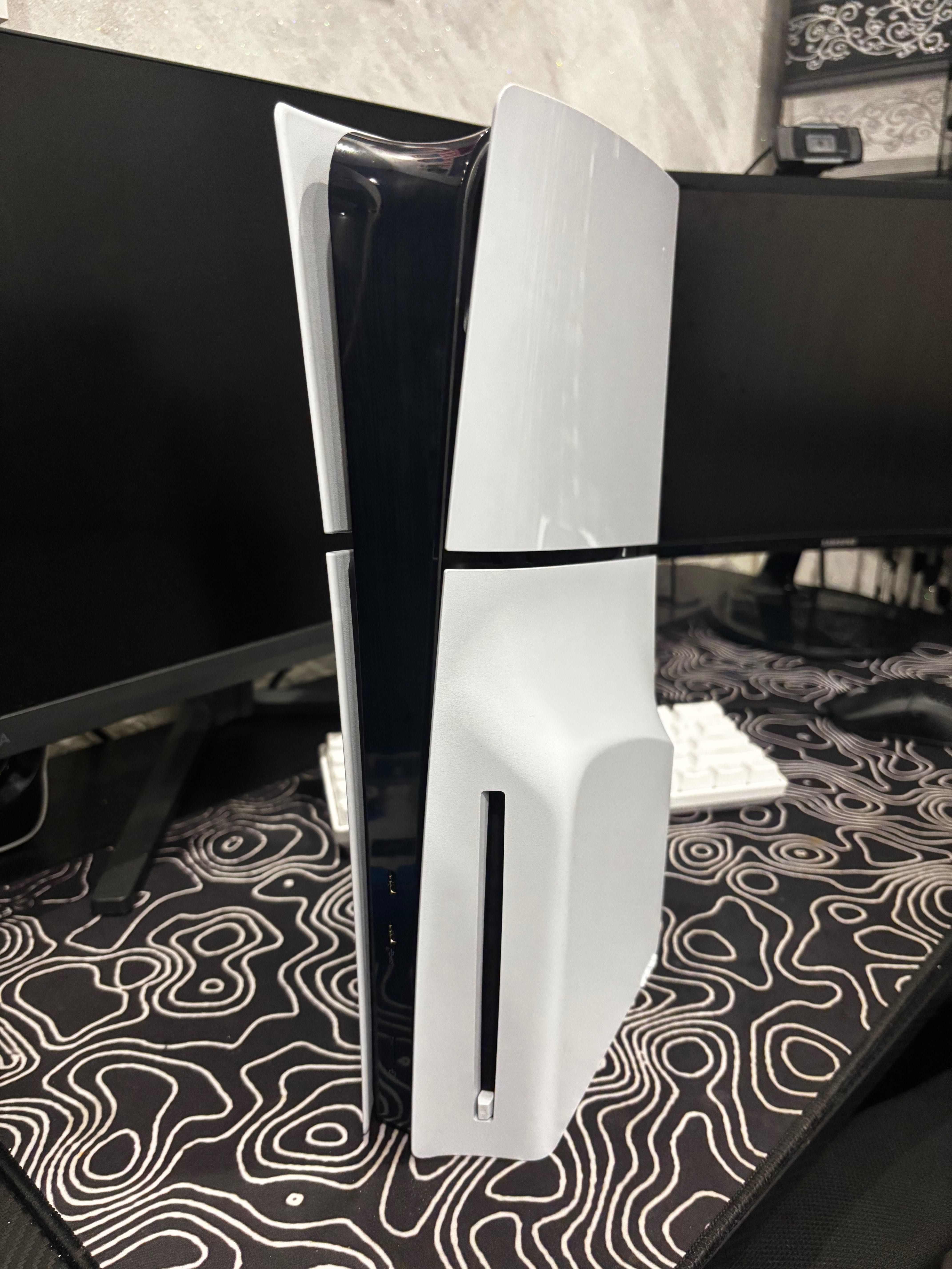 PS5 Slim 1 ТБ в добро състояние