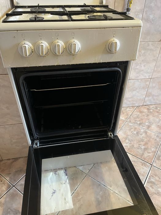 Aragaz cu 4 ochiuri si cuptor