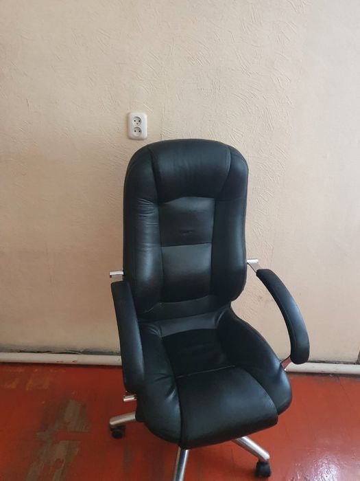 Кресло. Офисное кресло. Кожаное кресло