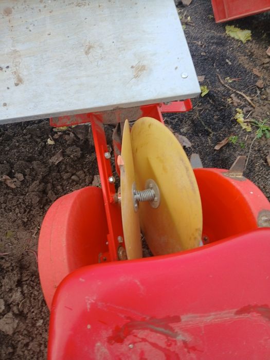 Vând plantator rasaduri în stare foarte buna ,Garoafa vn