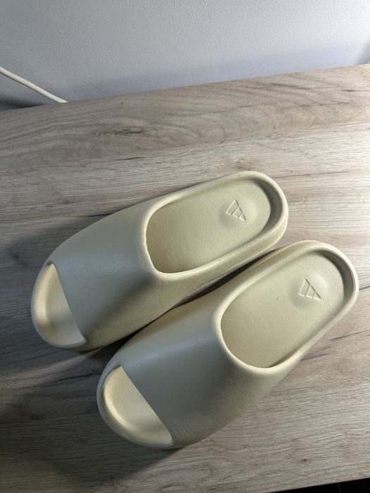 Yeezy slides crem