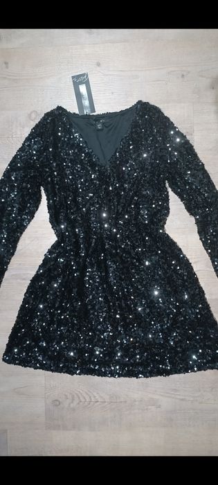 Страхотна блестяща рокля с черни пайети