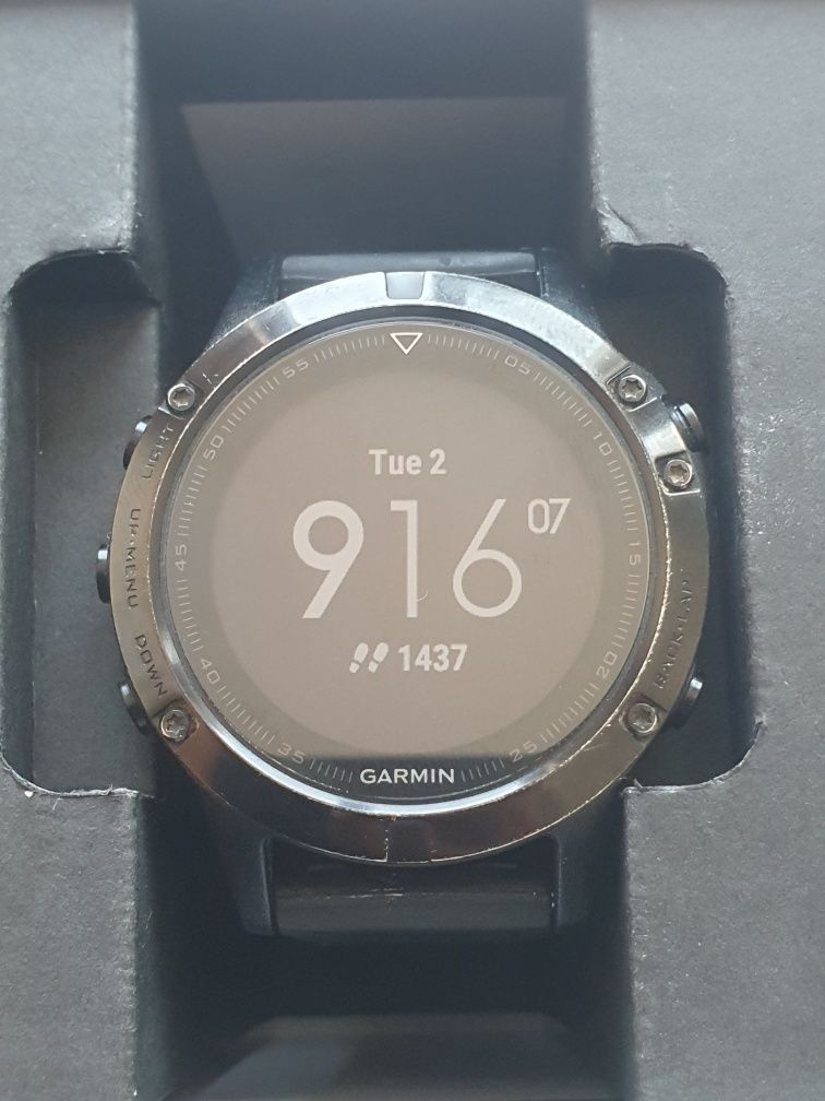 Часовник с GPS Garmin Fenix 5 Sapphire