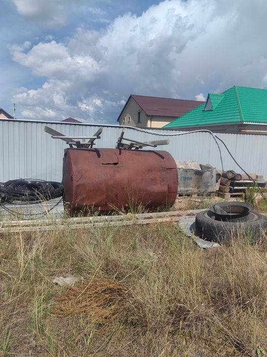 Продам бочку 3 тонная железная