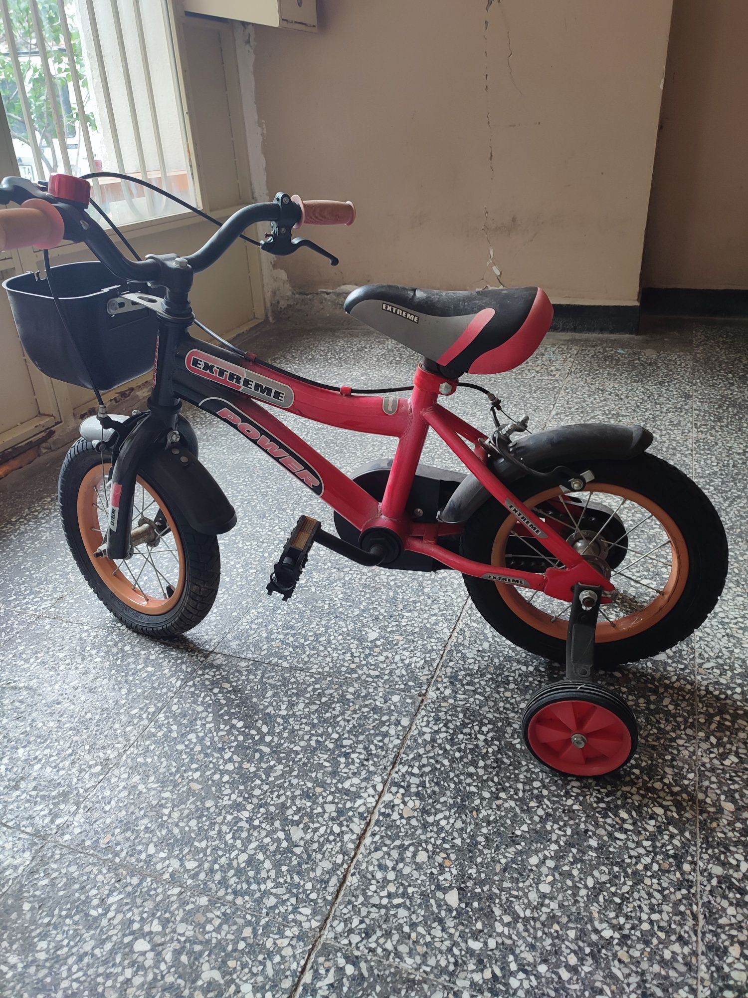 Детски велосипед  с помощни колела