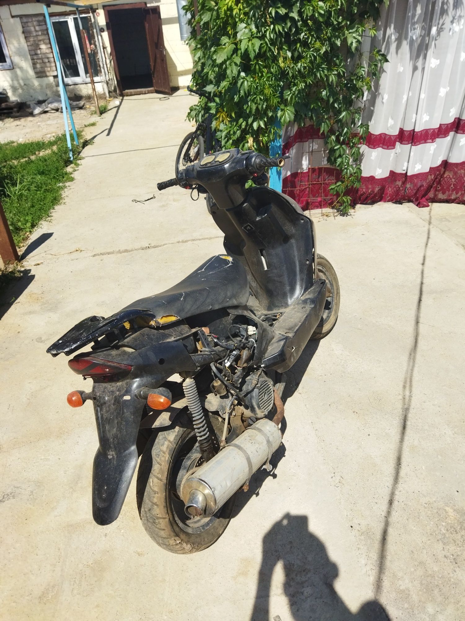 Продам скутер на запчясти