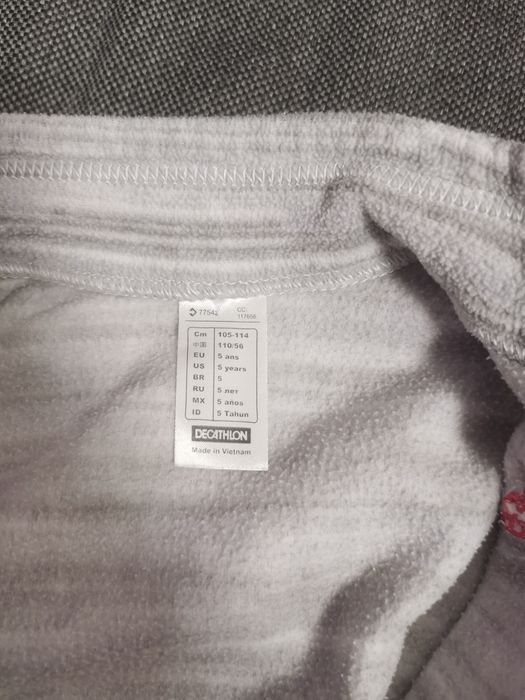 Vând bluză fleece cu fermoar, 5 ani