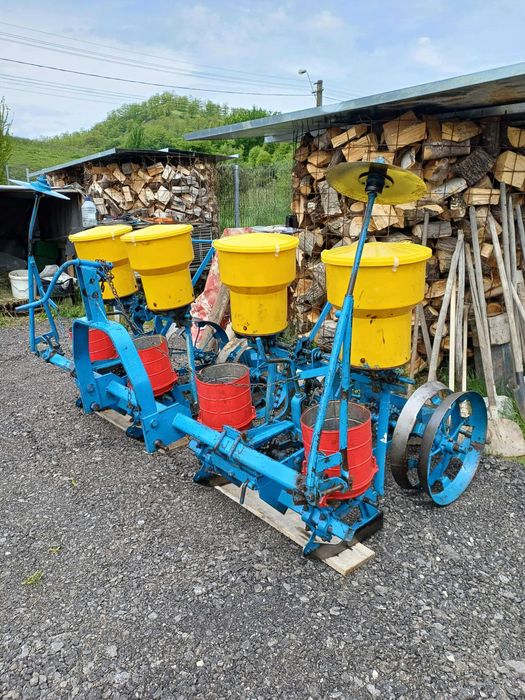 semanatoare de porumb pe 4 randuri mecanica cu fertilizare