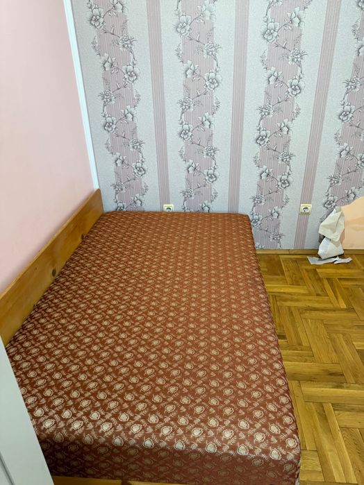 Продава се легло с матрак