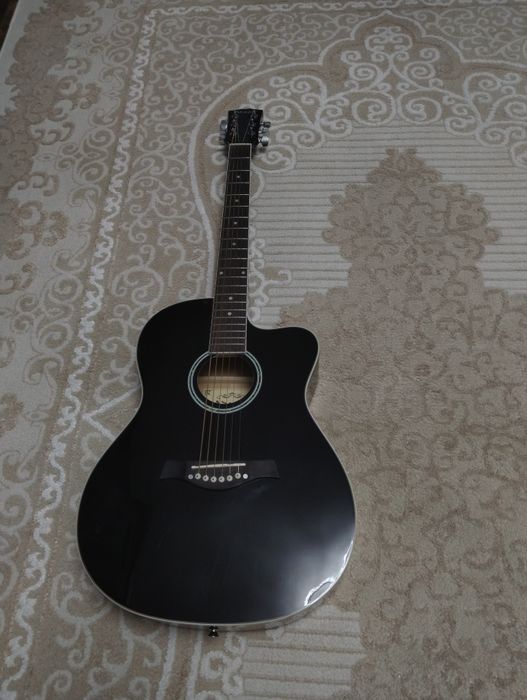 Акустическая 6-струнная гитара