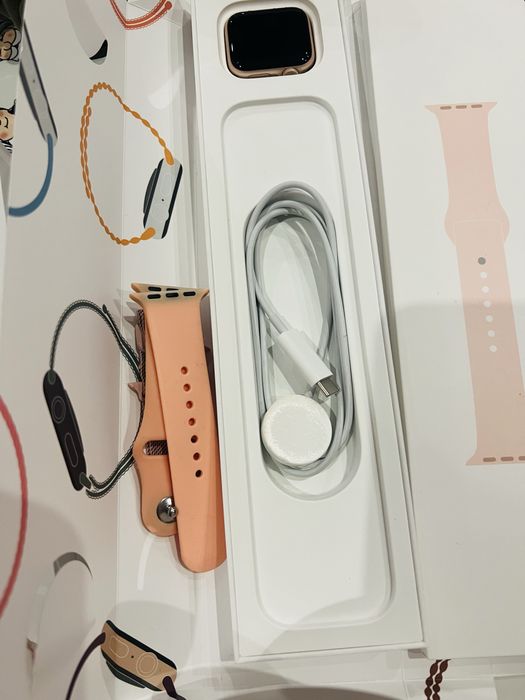 Apple Iwach SE 40mm gold aluminum Case Pink Sand Sport Band.