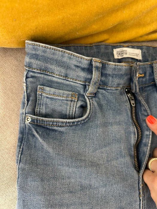 Blugi Zara cu model push up