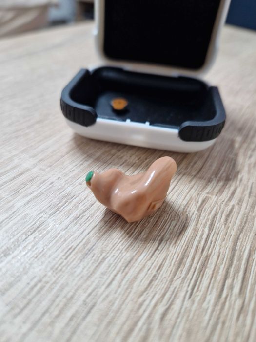 Aparat auditiv /Proteza auditiva CIC, în interiorul urechii. Stanga.