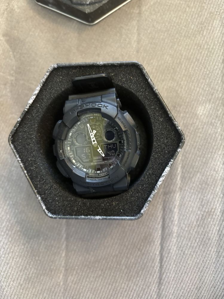 Продавам часовник G shock ga-100