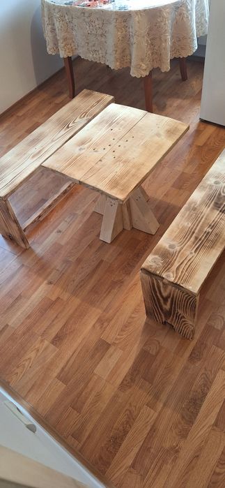 Маса и пейка от масивно дърво