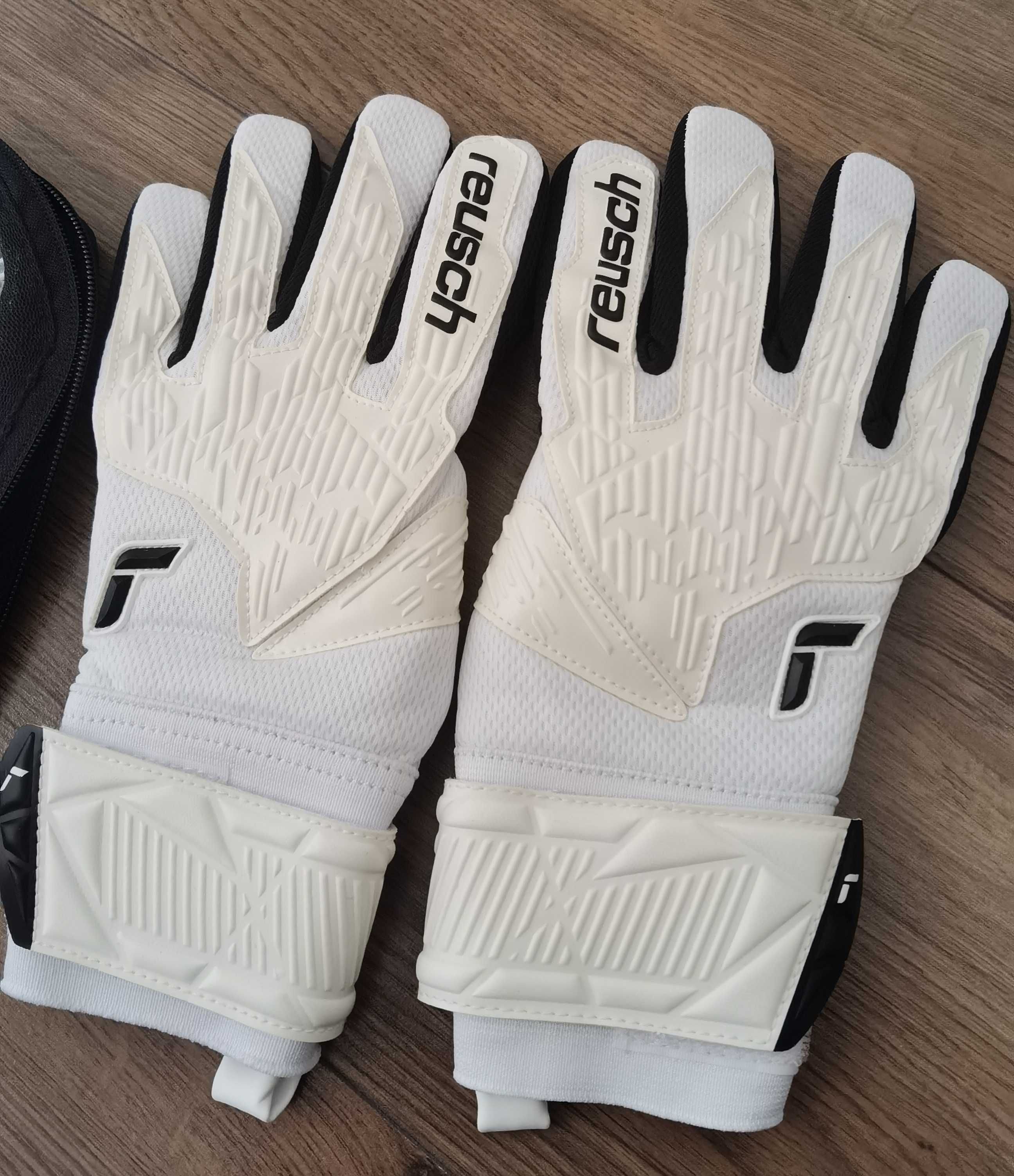 Вратарски ръкавици Reusch.