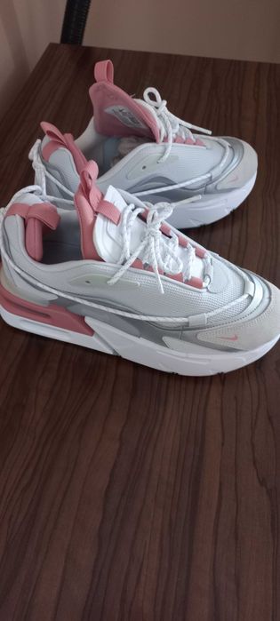 Продавам чисто нови маратонки NIKE AIR MAX FURYOSA