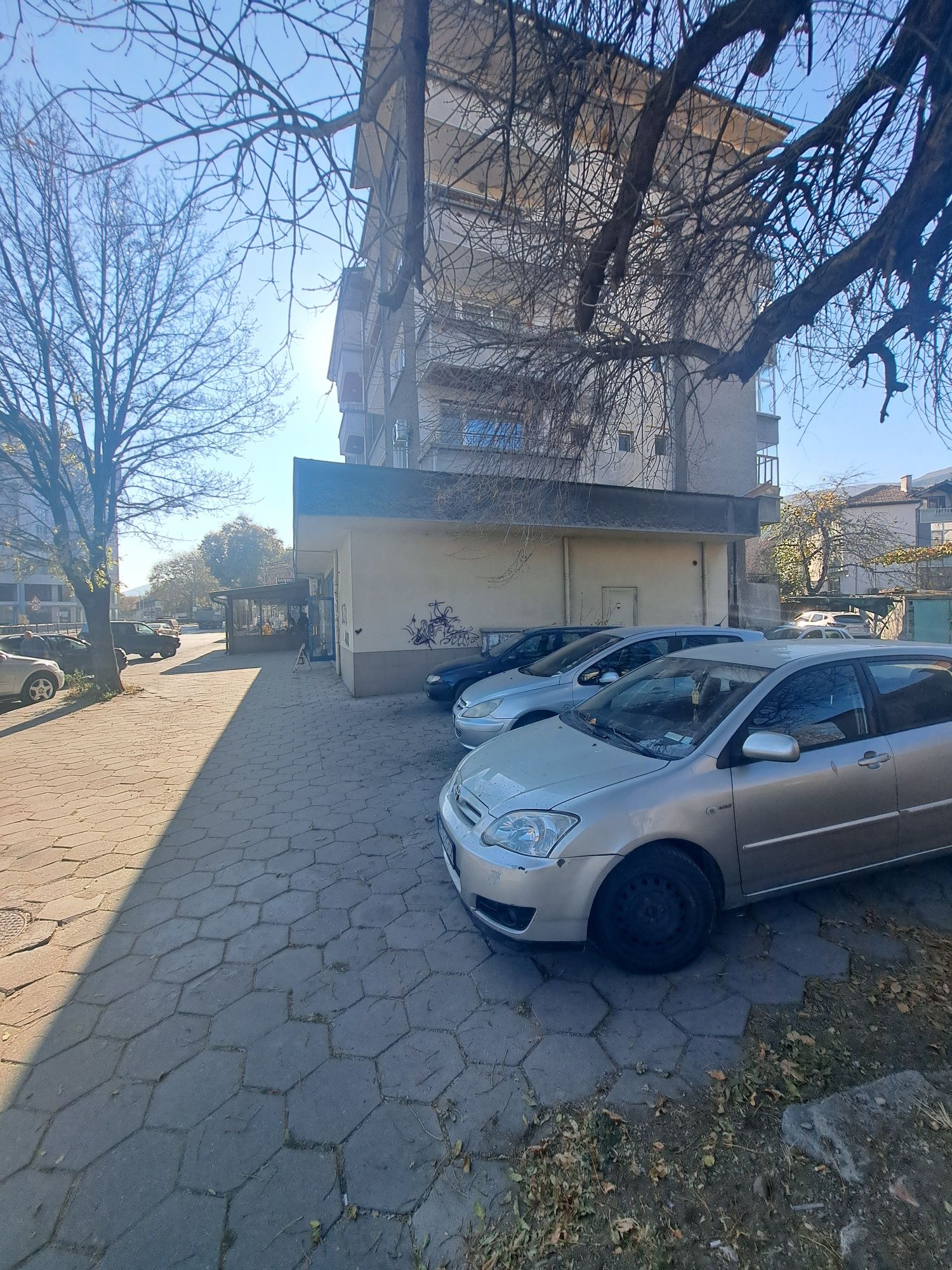Давам под наем магазин!!!