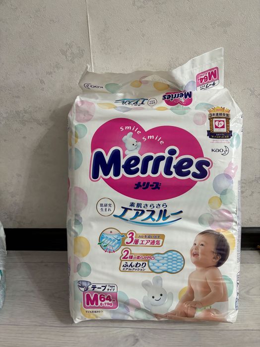 Продам упаковку памперсов  новые  плюс в подарок 18 штук размера М