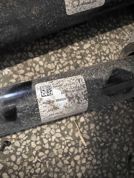 Tesla Model 3 2021 long range задни амортисьори и пружини.