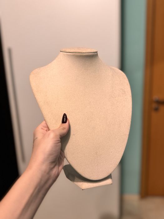 Поставка за бижута с кадифена материя