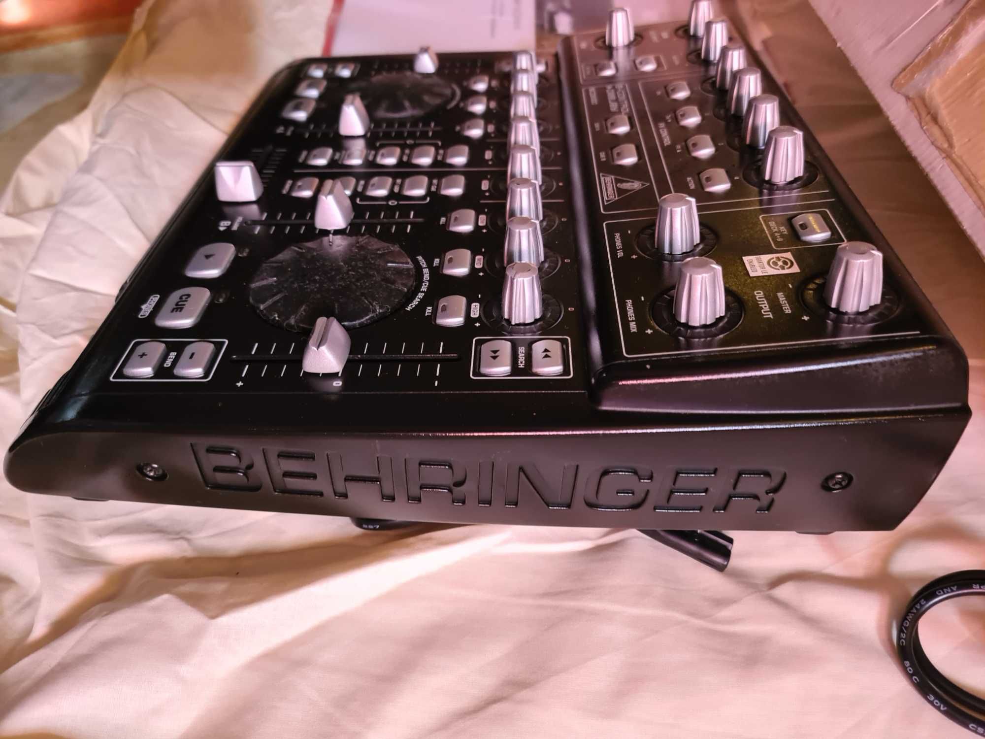 Consola DJ BEHRINGER BCD3000,ideala pt incepatori