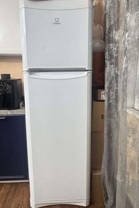 Холодильник Indesit в дар