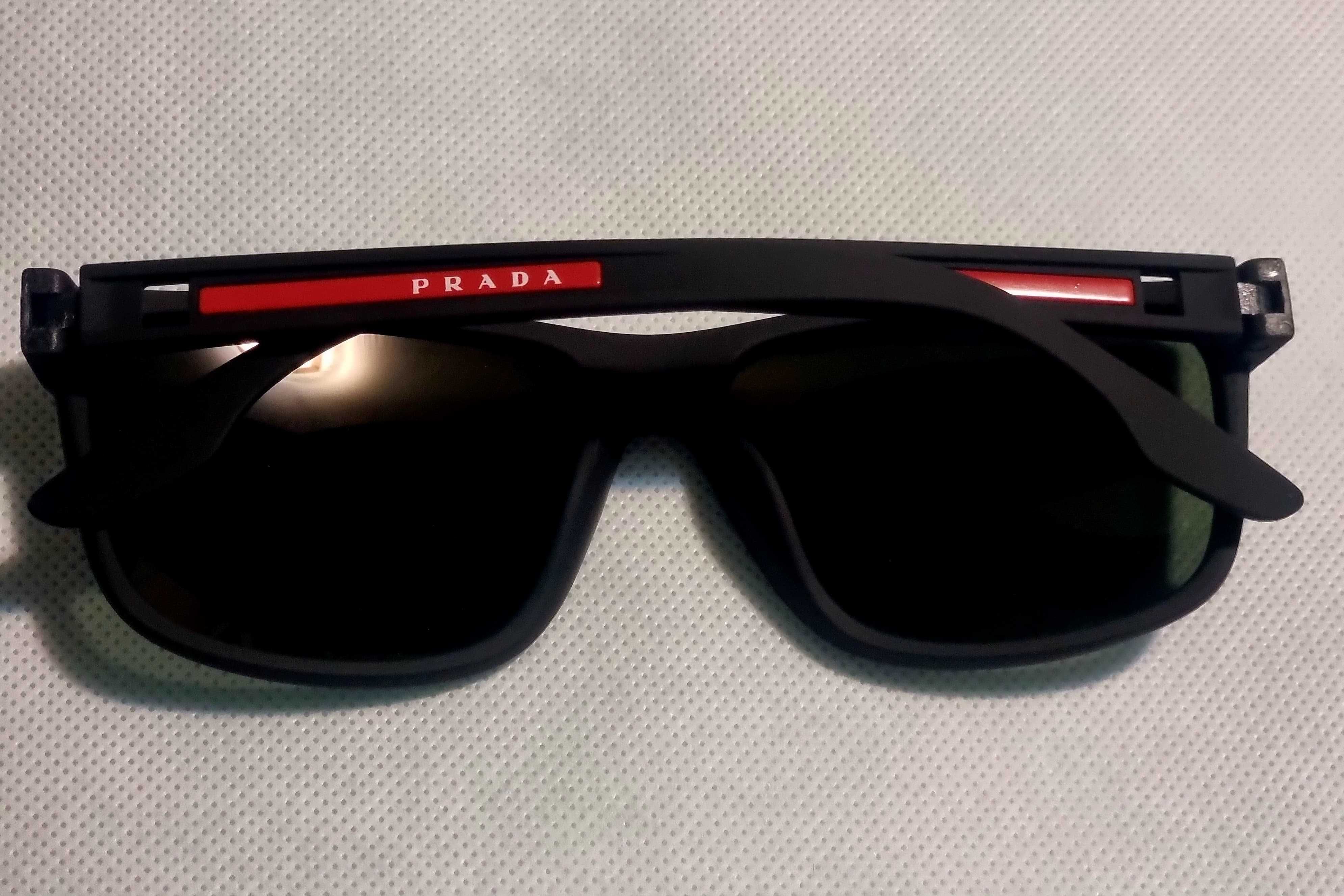 Ochelari de soare Prada cu lentile negre polarizate