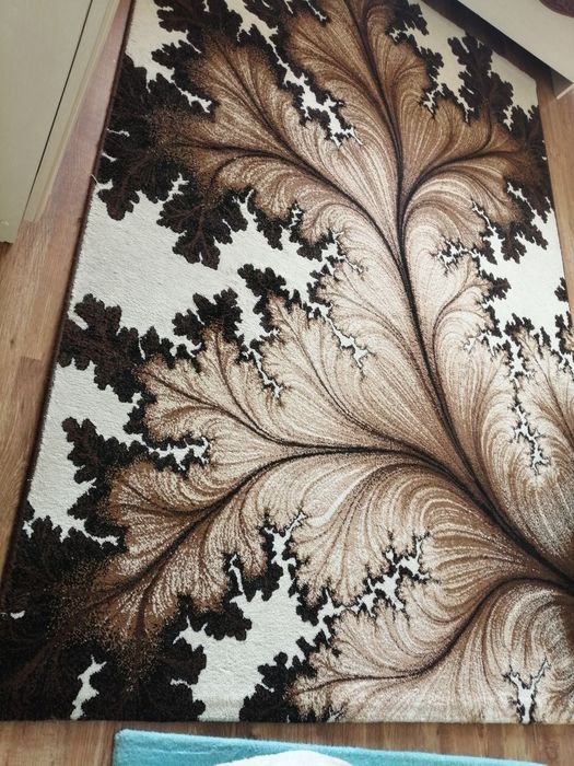 Красивый ковер в отличном состоянии