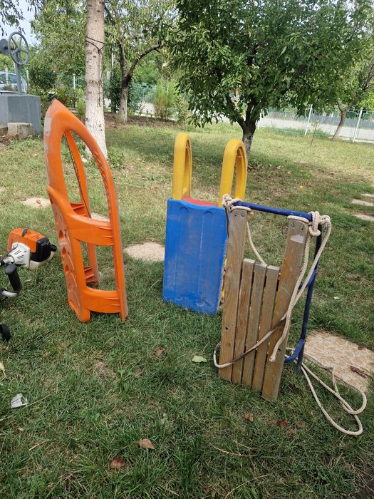 Sanie de plastic/ sanie metal și lemn
