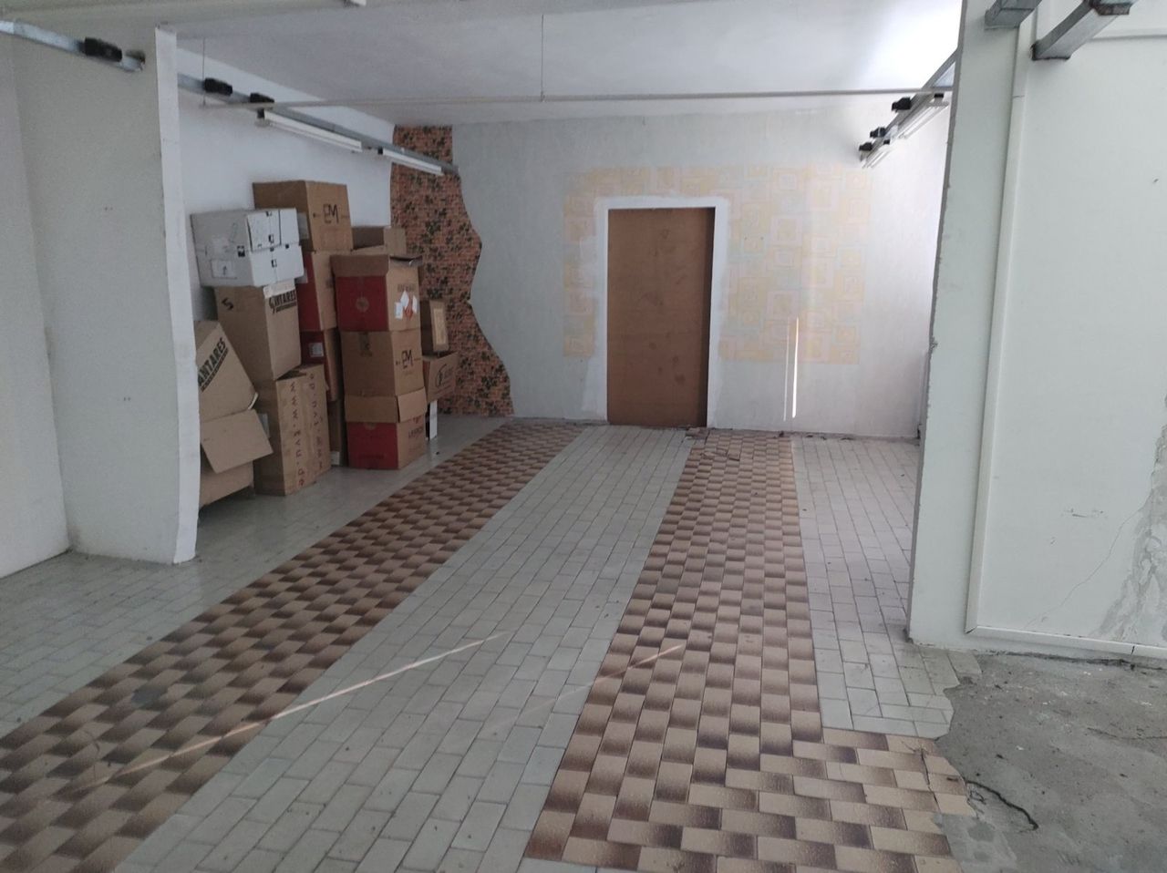 Дава се под наем Промишлена сграда в Лом - 250 кв.м за 306 € - Снимка #1