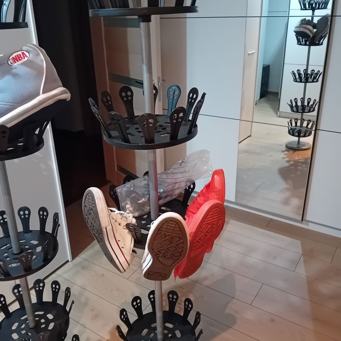 Vînd pantofar ptr 30 de perechi , aproape nou